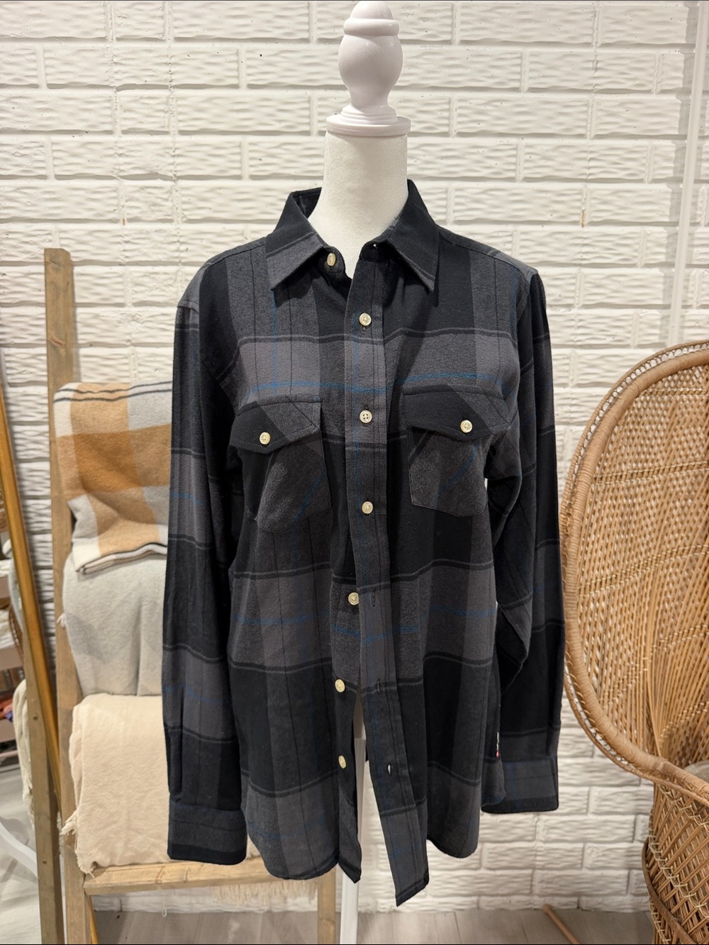 Airwalk Black and Gray Plaid Button-Up Shirt